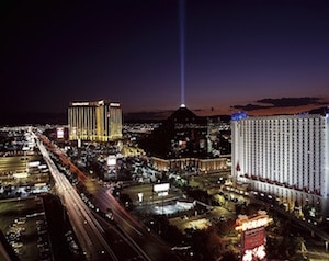 Det pyramidformade casinohotellet Luxor på natten i Las Vegas