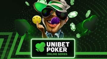 Pokerspelare med solglasögon, skärmmössa och en pokermarker i munnen och en pokermarker i handen. Under spelaren finns en skylt där det står "Unibet Poker Online Series"