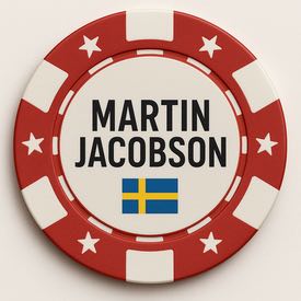 En röd pokermarker med texten Martin Jacobson i mitten. Under namnet syns en svensk flagga.