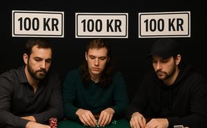 Tre pokerspelare sitter vid ett pokerbord. Ovanför deras huvuden hänger skyltar där det står 100 kr. Skyltarna ska symbolisera att spelarna har ett bounty-pris på sitt huvud.