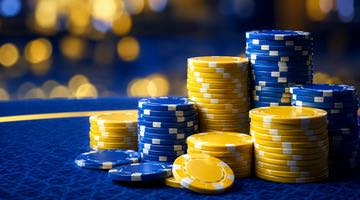 Staplar med blå och gula pokermarker som ska symbolisera att svenske Per Hildebrand cashat i WSOP 2026.